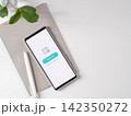 スマートフォンに表示されたオンライン予約Webサイトの俯瞰写真。画面はオリジナル制作のサンプル画像 142350272