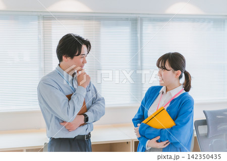 考え込む彼の横顔が好きすぎて止まらないトキメキ 142350435