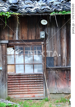限界集落の古びた住宅 限界集落の古びた住宅 142350680