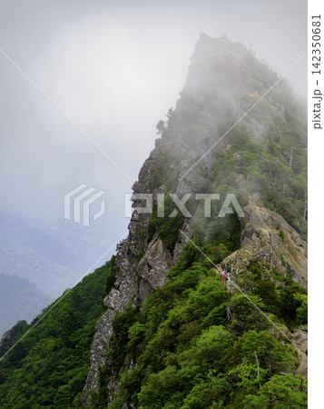 チラシや広告背景に使える石鎚山の雄大な山岳風景 チラシや広告背景に使える石鎚山の雄大な山岳風景 142350681