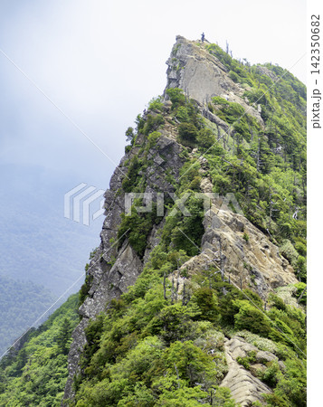 チラシや広告背景に使える石鎚山の雄大な山岳風景 チラシや広告背景に使える石鎚山の雄大な山岳風景 142350682