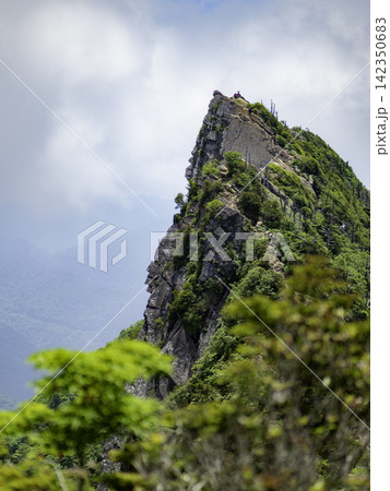 チラシや広告背景に使える石鎚山の雄大な山岳風景 チラシや広告背景に使える石鎚山の雄大な山岳風景 142350683