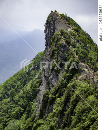 チラシや広告背景に使える石鎚山の雄大な山岳風景 142350684