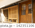 昼間の空き店舗　繁華街の空き店舗　商店街の空き店舗　木造の空き店舗 142351106