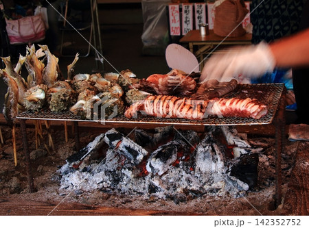 祭りの出店・海鮮炭火焼き 142352752