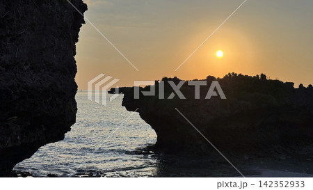夕暮れの沖縄・万座ビーチと琉球石灰岩の奇岩 夕暮れの沖縄・万座ビーチと琉球石灰岩の奇岩 142352933