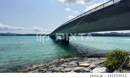 古宇利大橋の真下から望むエメラルドグリーンの沖縄の海 142353013