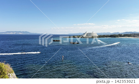 夏の沖縄・恩納村の青い海と万座ビーチに佇むリゾートホテル 夏の沖縄・恩納村の青い海と万座ビーチに佇むリゾートホテル 142353021