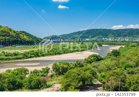 木津川風景 さくらであい館展望台からの景観 京都府八幡市 木津川風景 さくらであい館展望台からの景観 京都府八幡市 142353799