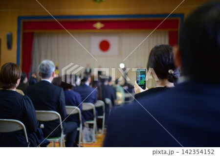 学校の式辞、スマホ撮影 学校の式辞、スマホ撮影 142354152
