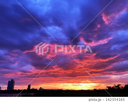 真っ赤に染まる夕焼け雲 142354165