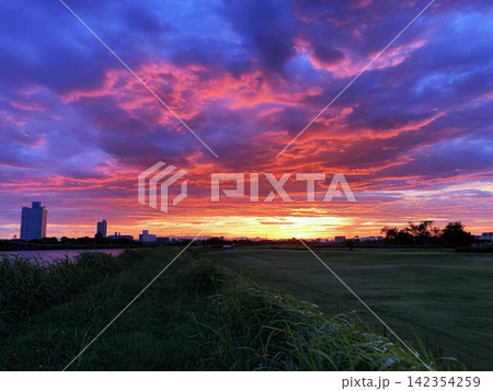 真っ赤に染まる夕焼け雲 真っ赤に染まる夕焼け雲 142354259