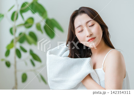 洗髪後に髪をタオルドライする40代女性,ヘアケア習慣 洗髪後に髪をタオルドライする40代女性,ヘアケア習慣 142354311
