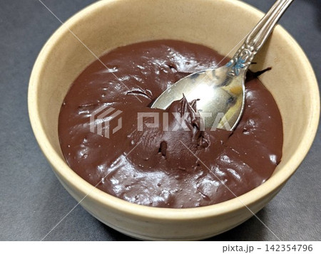 砂糖不使用の無糖ココアで作ったつややかなチョコレートペースト 砂糖不使用の無糖ココアで作ったつややかなチョコレートペースト 142354796