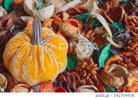温かみのあるフェルト素材のかぼちゃの置物と秋のポプリ:ハロウィンのインテリア小物 温かみのあるフェルト素材のかぼちゃの置物と秋のポプリ:ハロウィンのインテリア小物 142354936