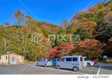 秋の神奈川県足柄上郡山北町の丹沢湖にある千代の沢園地駐車場の様子 秋の神奈川県足柄上郡山北町の丹沢湖にある千代の沢園地駐車場の様子 142355097