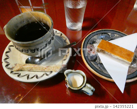 民芸品のコヒーカップにハンドドリップコーヒーと人気の胡桃クッキ民芸のコヒーカップと人気の胡桃クッキー 民芸品のコヒーカップにハンドドリップコーヒーと人気の胡桃クッキ民芸のコヒーカップと人気の胡桃クッキー 142355221
