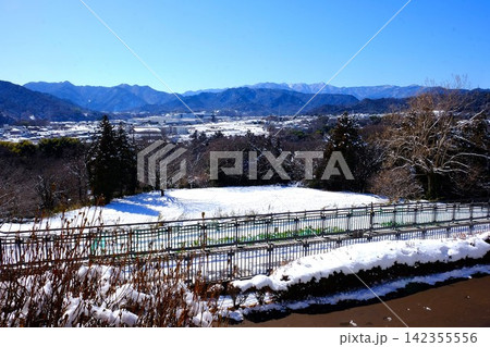 【神奈川県】雪の築井城跡お屋敷広場と北丹沢の山々 【神奈川県】雪の築井城跡お屋敷広場と北丹沢の山々 142355556