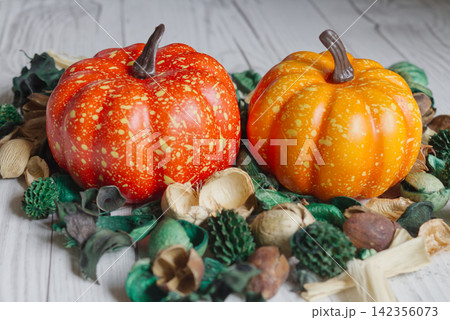 ハロウィンの2つのカボチャの置物と秋のポプリ：華やかな季節のインテリアディスプレイ 142356073
