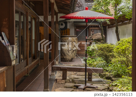 飛騨高山の街の風景 142356113