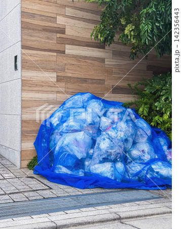マンションや自治体のゴミ出しマナー啓発に使えるゴミ集積所の様子 マンションや自治体のゴミ出しマナー啓発に使えるゴミ集積所の様子 142356443