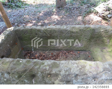 造山古墳つくりやまこふん、岡山市北区にある古墳時代中期の前方後円墳の中にある荒こうじ神社 にある石棺 造山古墳つくりやまこふん、岡山市北区にある古墳時代中期の前方後円墳の中にある荒こうじ神社 にある石棺 142356693