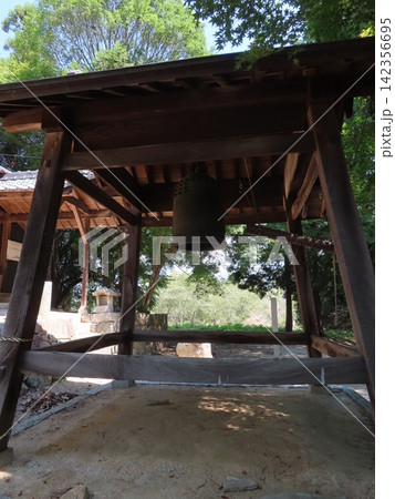 造山古墳つくりやまこふん、岡山市北区にある古墳時代中期の前方後円墳の中にある荒こうじ神社 の鐘楼 造山古墳つくりやまこふん、岡山市北区にある古墳時代中期の前方後円墳の中にある荒こうじ神社 の鐘楼 142356695