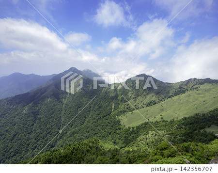 愛媛県の広告や観光プロモーションに使える二ノ森の雄大な山岳風景 愛媛県の広告や観光プロモーションに使える二ノ森の雄大な山岳風景 142356707