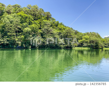 緑の森に囲まれた静かな松原湖の風景 142356785