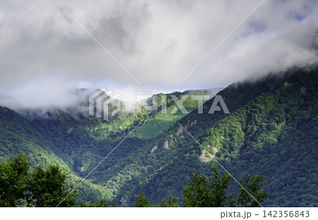 広告や観光プロモーションに使える四国の雄大な山岳風景 広告や観光プロモーションに使える四国の雄大な山岳風景 142356843