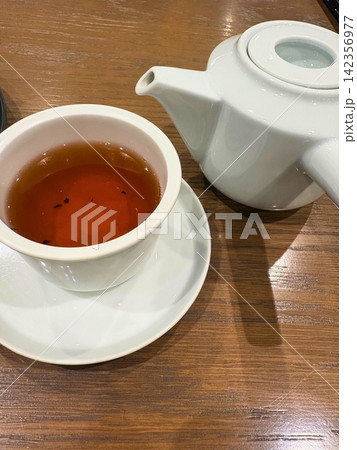 ポットと注がれた紅茶 ポットと注がれた紅茶 142356977