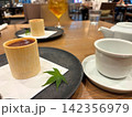 カフェのテーブルに置かれたデザートとコーヒー 142356979