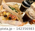 美味しそうなサンドイッチとドリンク 142356983