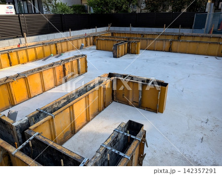 新築戸建ての基礎工事 基礎工事の型枠 新築戸建ての基礎工事 基礎工事の型枠 142357291