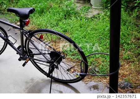 雨の日の公園に置かれた自転車 雨の日の公園に置かれた自転車 142357671