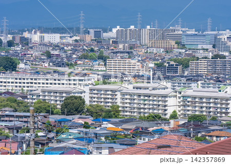 東京都日野市の高台から見下ろす広大な住宅街と送電鉄塔 東京都日野市の高台から見下ろす広大な住宅街と送電鉄塔 142357869