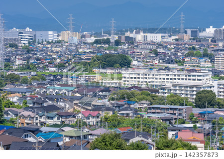 東京都日野市の高台から見下ろす広大な住宅街と送電鉄塔 東京都日野市の高台から見下ろす広大な住宅街と送電鉄塔 142357873