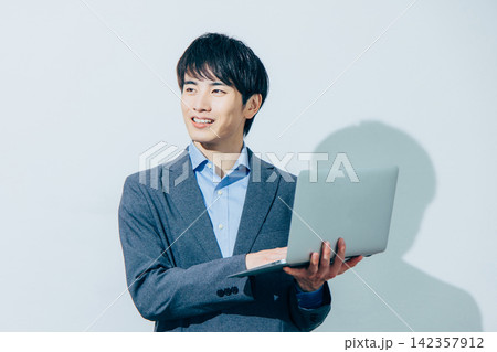 パソコンをするビジネスマン 142357912