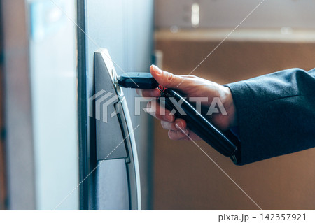 玄関で鍵を開ける男性 玄関で鍵を開ける男性 142357921
