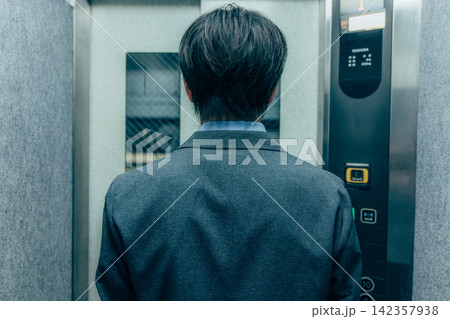 エレベーターに乗る男性 エレベーターに乗る男性 142357938