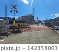 青空と日本の風景 遮断機が下りた地方の踏切 青空と日本の風景 遮断機が下りた地方の踏切 142358063
