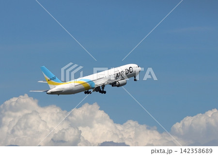 離陸、上昇する旅客機 離陸するエアドゥー機 離陸、上昇する旅客機 離陸するエアドゥー機 142358689