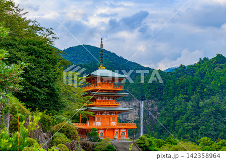 晩夏の午後の曇り空 熊野那智大社側から美しく望む朱色の三重塔と遠方の那智の滝 晩夏の午後の曇り空 熊野那智大社側から美しく望む朱色の三重塔と遠方の那智の滝 142358964