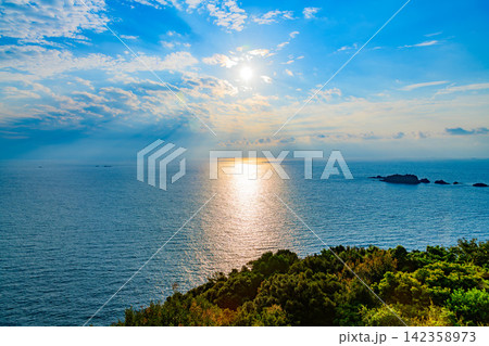 夏の終わりの朝 ホテル浦島山上館の客室窓から望む朝日に輝く太平洋と山成島 夏の終わりの朝 ホテル浦島山上館の客室窓から望む朝日に輝く太平洋と山成島 142358973