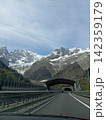 road to the mountains 142359179