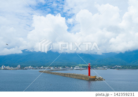 夏の佐渡島 両津港 夏の佐渡島 両津港 142359231