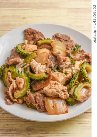 ゴーヤとキムチと豆腐の炒め物 ゴーヤとキムチと豆腐の炒め物 142359352