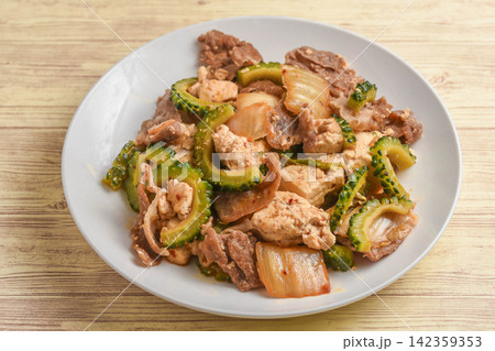 ゴーヤとキムチと豆腐の炒め物 ゴーヤとキムチと豆腐の炒め物 142359353