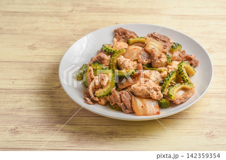 ゴーヤとキムチと豆腐の炒め物 142359354