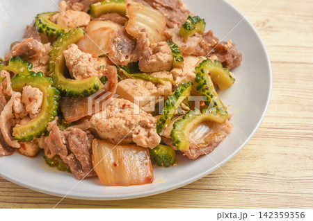 ゴーヤとキムチと豆腐の炒め物 ゴーヤとキムチと豆腐の炒め物 142359356